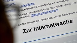 Mann stellt Anzeige bei der Internetwache