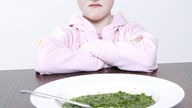 Kind weigert sich, Spinat zu essen