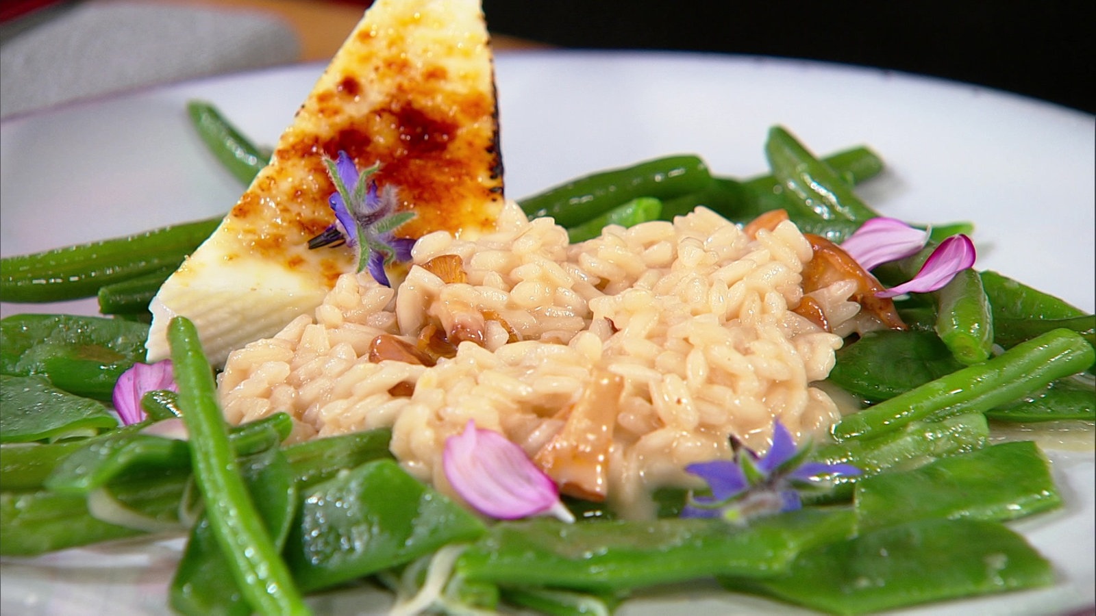 Pfifferling-Risotto mit geflämmtem Ziegenkäse und glasierten Bohnen ...