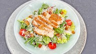 Caesar Salad mit selbstgemachten Croûtons und Hähnchenstreifen