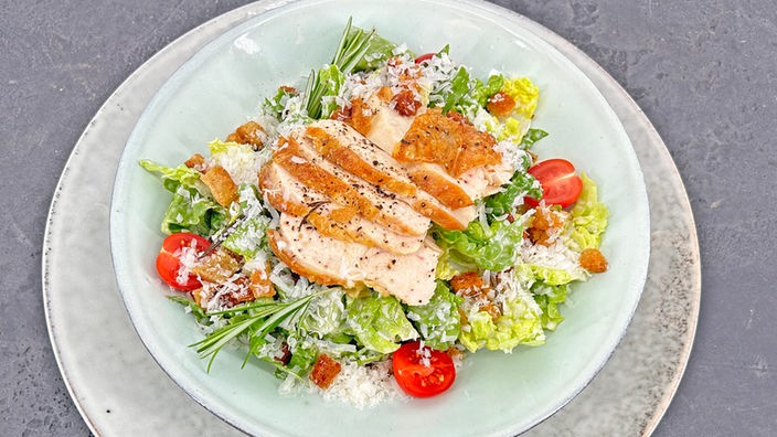 Caesar Salad mit selbstgemachten Croûtons und Hähnchenstreifen