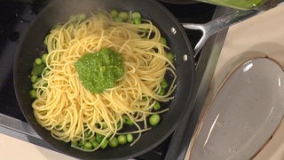 Spaghetti mit Radieschenblätter-Pesto und Spargel