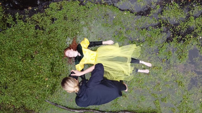 Künstlerin Kirsten Becken beim Fotografieren eines Ophelia-Zitats