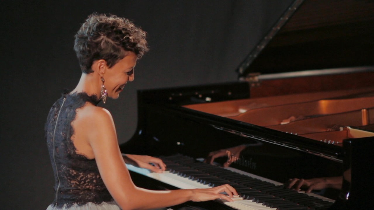 Die Konzertpianistin Marialy Pacheco spielt ihren Flügel