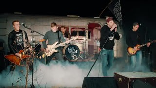 Rock-Punk-Band Rustikarl aus Brilon spielen auf der Bühne