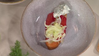 Gebeizter Lachs mit geröstetem Baguette und Dill-Crème-fraîche an Fenchelsalat