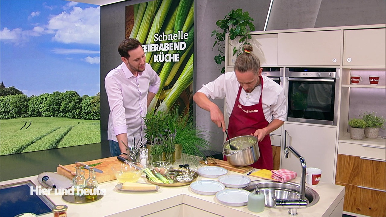 Lars Middendorf und Sven Kroll kochen ein Pilzgericht