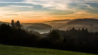 Morgendliche Stimmung der hügeligen Landschaft am Listersee