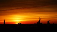 Untergehende Sonne am roten Abendhimmel über Lünen.