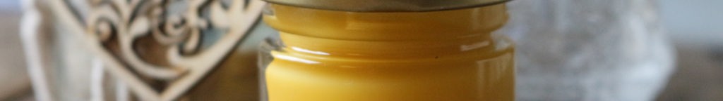 selbstgemachte gelbe Nasensalbe in einem kleinen Schraubglas