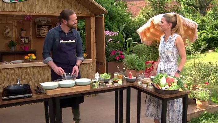 Olfa Baumeister und Miriam Lange kochen Hähnchen-Nuggets auf Salatherzen