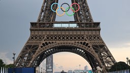 Blick auf die olympischen Ringe am Eiffelturm in Paris