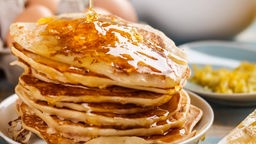 Ein Stapel Pancakes mit Ahornsirup