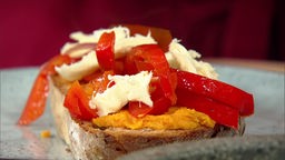 Geröstetes Brot mit Tahini-Dip und Paprika-Pfannengemüse