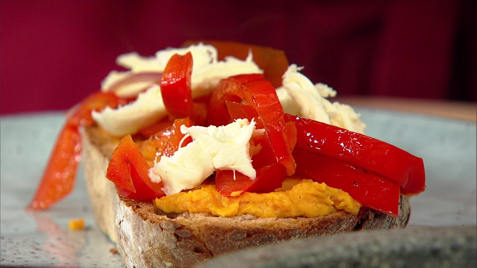 Geröstetes Brot mit Tahini-Dip und Paprika-Pfannengemüse - Rezepte ...