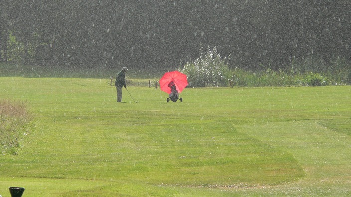 Ein Golfer im Regen