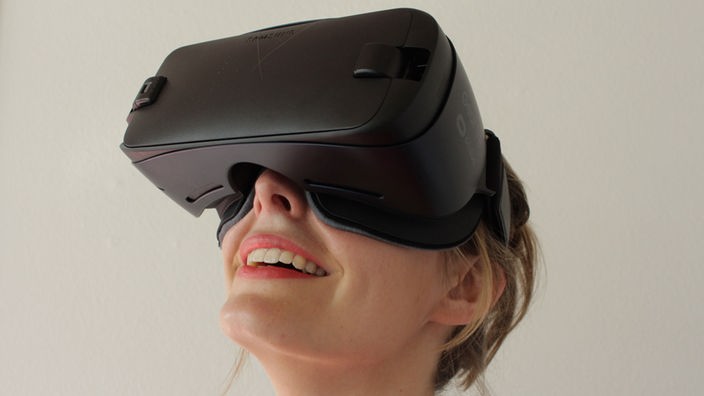 Frau mit VR Brille, Virtual Reality