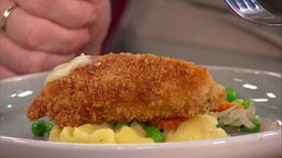 Hühnchen-Cordon-Bleu mit Erbsengemüse