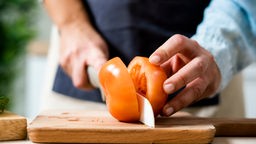 Eine Tomate wird geschnitten