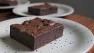 Schokoladen-Brownie auf einem Teller