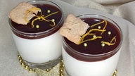 Zwei Gläser Spekulatiusmousse mit Glühweinspiegel