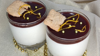 Zwei Gläser Spekulatiusmousse mit Glühweinspiegel