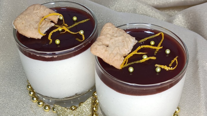 Zwei Gläser Spekulatiusmousse mit Glühweinspiegel