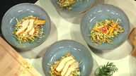Asiatischer Spitzkohlsalat mit Hähnchenbrust