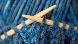 Stricknadeln und Wolle