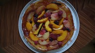 Eine Tarte Tatin von Theresa Knipschild mit Pfirsichen und Beeren