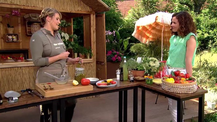 Julia Komp & Anne Willmes bereiten einen Tomatensalat mit Feta und Holunderblütendressing zu