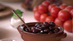 Oliven und Tomaten in Schüsseln