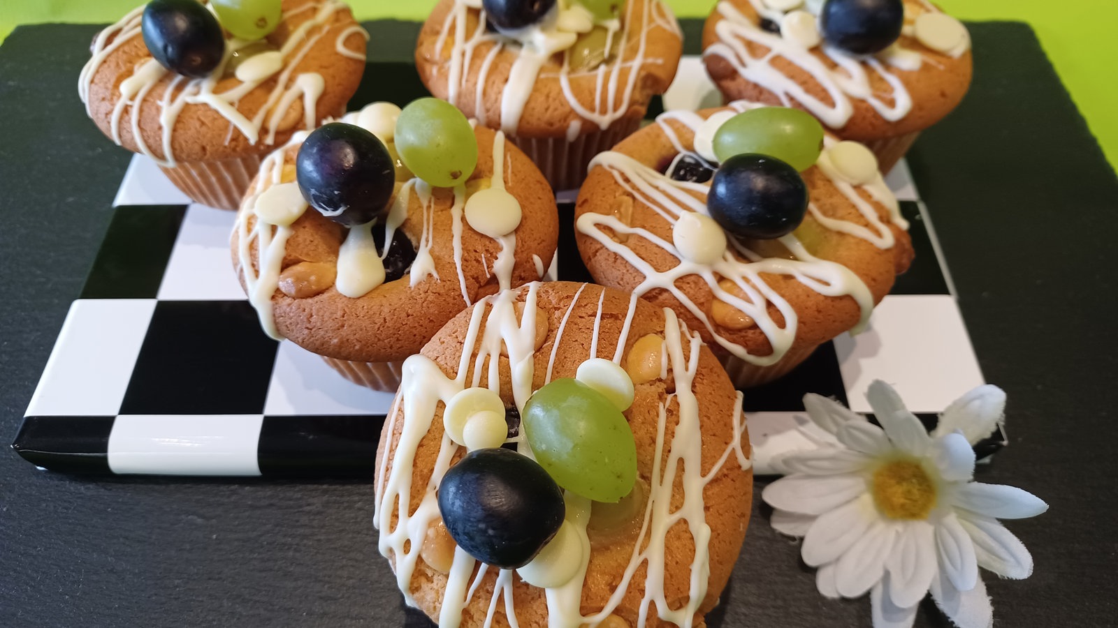 Traubenmuffins mit weißer Schokolade - Rezepte - Verbraucher - WDR