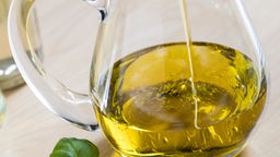 Eine Karaffe Olivenöl.