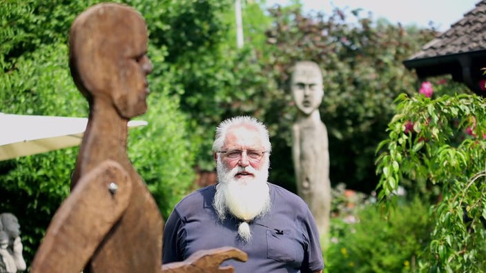 Bildhauer Dietrich Worbs formt mit einer Kettensäge eine Holz-Figur.