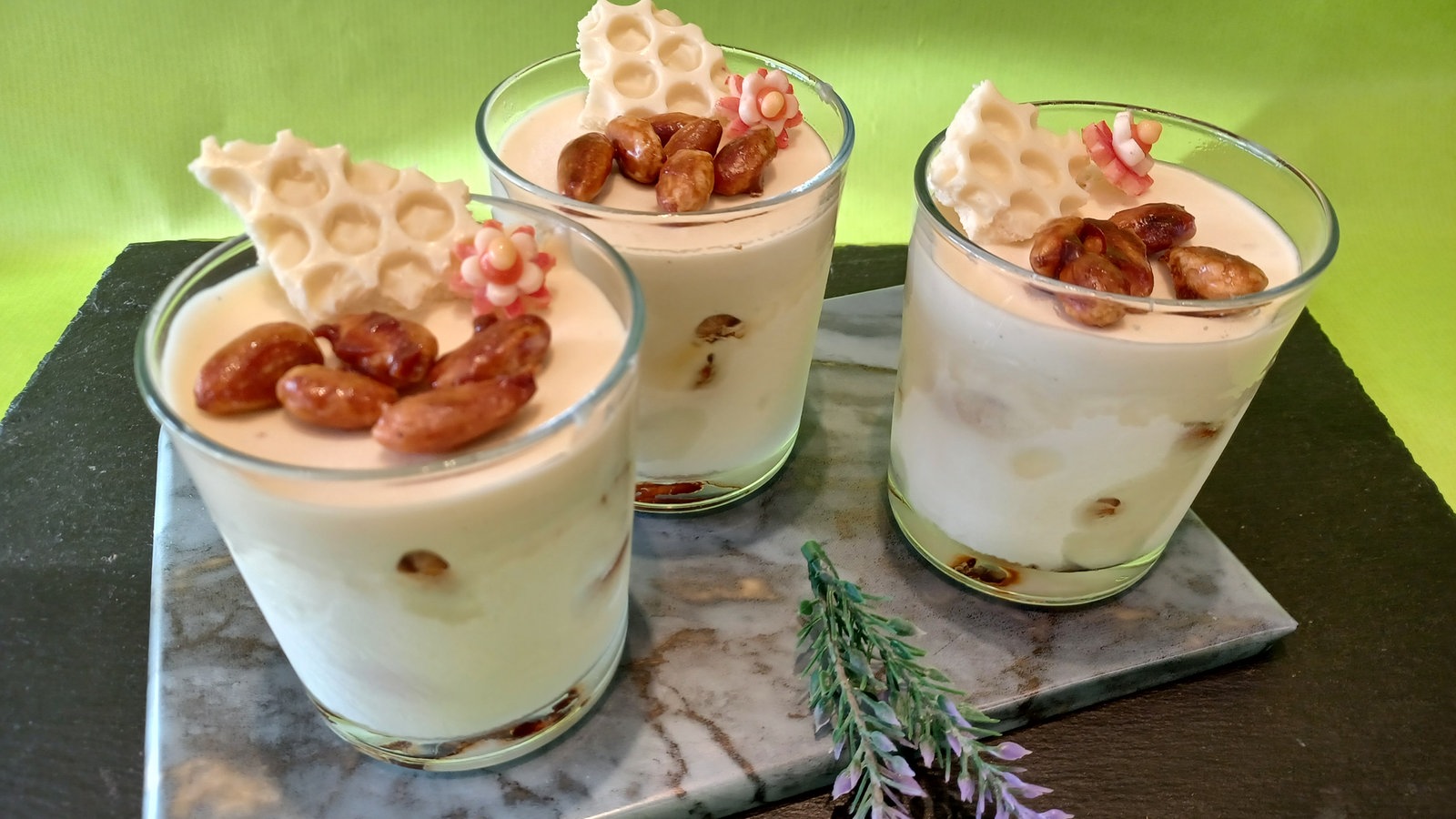 Weiße Schokoladenmousse mit karamellisierten Mandeln - Rezepte ...