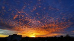 Wolkenmeer im rötlichen Licht der untergehenden Sonne.