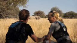  Tanja Schönenborn und Rafael Fuchsgruber treffen in der Namibwüste auf Elefanten. 