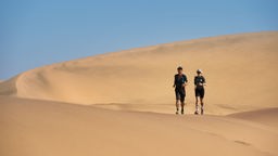  Tanja Schönenborn und Rafael Fuchsgruber laufen durch die Namibwüste.