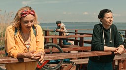 Maja Malecka (Agnieszka Grochowska – rechts) und Nina (Jasmina Polak) unterhalten sich über den Urlaubsort Bornholm.
