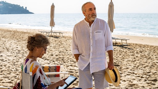 Aldo (alt: Silvio Orlando, re.) und seine Frau Vanda (alt: Laura Morante, li.) verbringen den Tag am Strand.