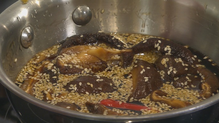 Shiitake-Pilze in einer Schüssel eingelegt