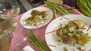 Hähnchenbrust mit Spargel auf zwei Tellern serviert