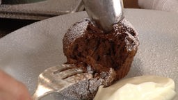 Schokoladen-Muffin mit innen noch flüssiger Schokolade