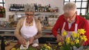 Martina und Moritz bereiten in ihrer Küche frische, knackige Salate zu