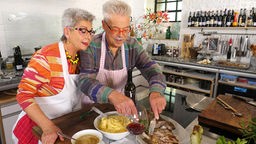 Martina und Moritz bereiten in ihrer Küche ein Ostertmenü zu