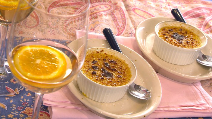Lavendelhonig-Crème Brûlée in zwei Keramiktöpfchen