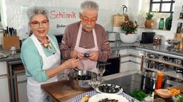 Martina und Moritz bereiten in ihrer Küche ein Muschelgericht zu