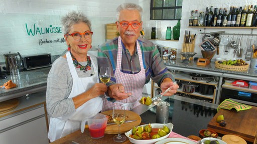 Martina und Moritz bereiten in ihrer Küche Gerichte mit Walnüssen und Feigen zu