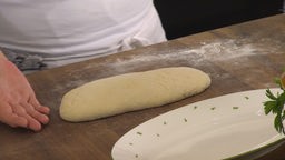Der Teig wird zu einem Brot geformt